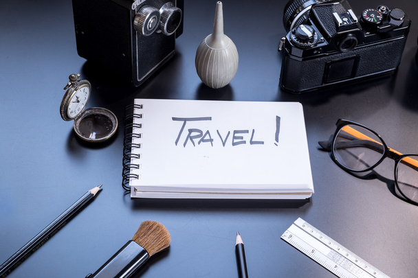 "Viajes "está escrito en un pequeño bloc de notas
 - Foto, Imagen