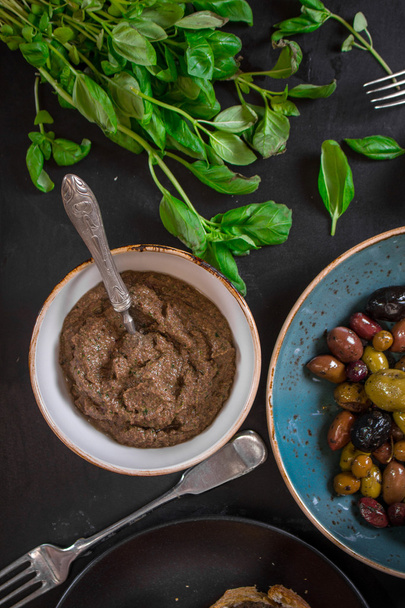 Tapenade and assorted olives - Foto, Imagen
