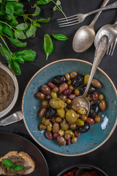 Tapenade e olive assortite
 - Foto, immagini