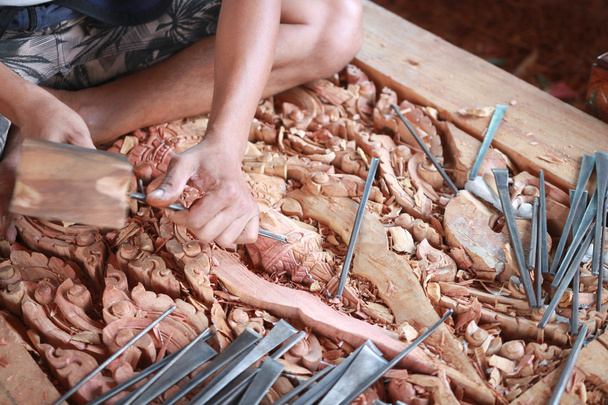 Artesãos tradicionais esculpir madeira com imagem buddha
 - Foto, Imagem