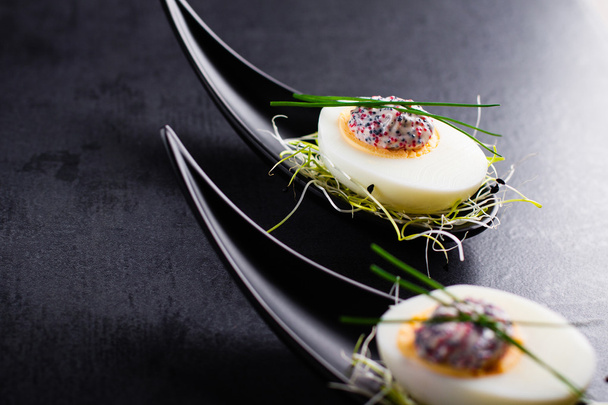 Aperitivo em ovo de colher de dedo com caviar com espaço de cópia
. - Foto, Imagem