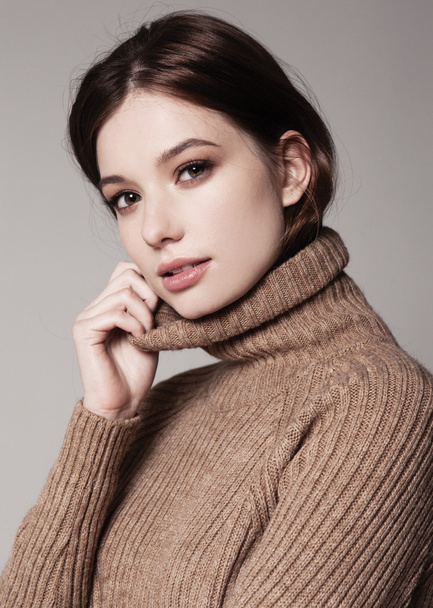 beautiful woman in winter sweater - Foto, afbeelding