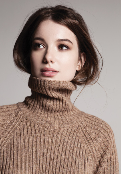 beautiful woman in winter sweater - Fotó, kép