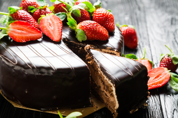Chocolate cake with fresh strawberries - Фото, зображення