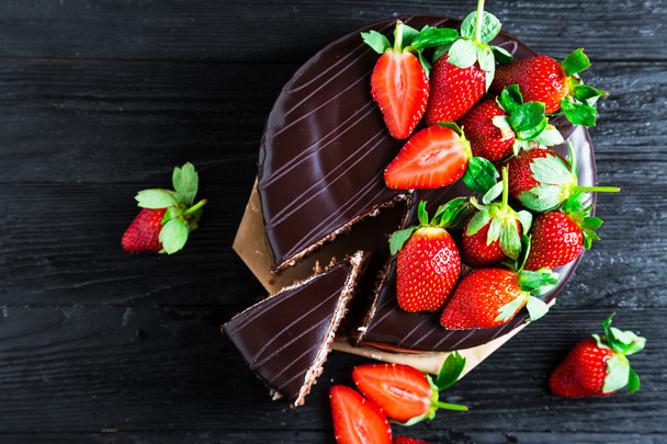 Chocolate cake with fresh strawberries - Фото, изображение
