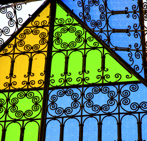 verre coloré et soleil dans la fenêtre et la lumière africaine marocaine
 - Photo, image