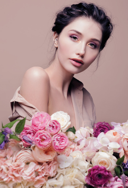 beautiful woman with flowers - Foto, Imagem