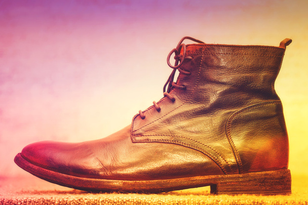 chaussures en cuir pour hommes sur un fond abstrait coloré
 - Photo, image