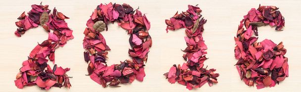Números do ano 2016, numeral árabe feito de flor vermelha seca no fundo de madeira
 - Foto, Imagem