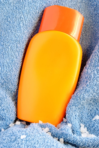 σωληνάριο κρέμας για την προστασία από τον ήλιο σε μια πετσέτα - Φωτογραφία, εικόνα