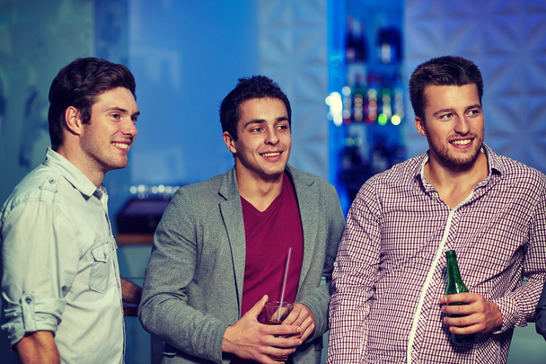group of male friends with beer in nightclub - Fotoğraf, Görsel