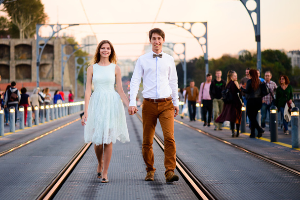 loving couple stands on a bridge - Foto, Imagen