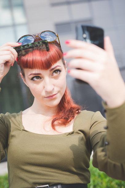 Γυναίκα κοκκινομάλλα με τη χρήση smartphone - Φωτογραφία, εικόνα