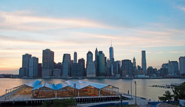 Νέα Υόρκη, Ηνωμένες Πολιτείες της Αμερικής: η εικονική ορίζοντα της πόλης δει το ηλιοβασίλεμα από το δρόμο περιπάτου ύψη Μπρούκλιν, διάσημο το ένα τρίτο του ένα μίλι μακριά άποψη προσφέροντας εκπληκτική θέα του Μανχάταν και την Ανατολή ποταμό - Φωτογραφία, εικόνα