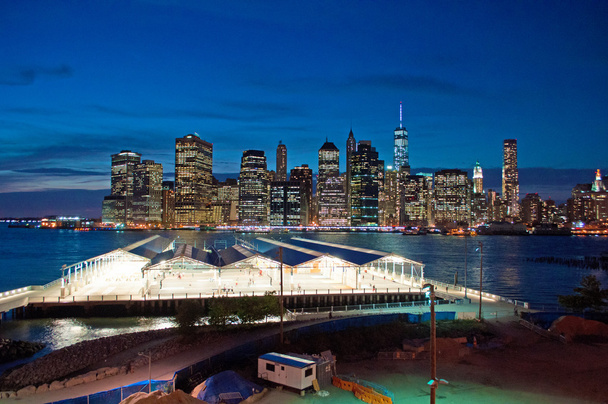New York City, Amerikai Egyesült Államok: a legendás éjszakai látképe a város látképe a Brooklyn Heights sétányon, egy mérföld hosszú Nézőpont, ahonnan lélegzetelállító kilátás nyílik a Manhattan és az East river híres egy-harmada - Fotó, kép