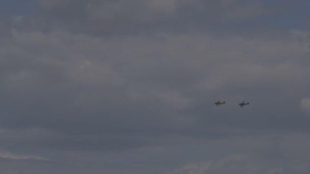 Vintage repülőgépek repülnek az égen. T-6 texasi. - Felvétel, videó