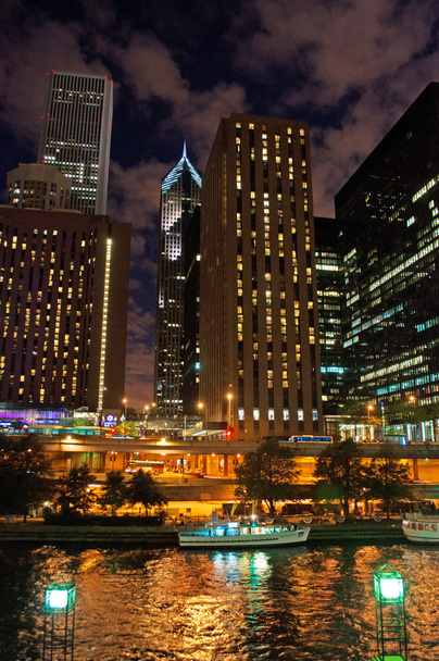 Chicago, Illinois: éjszakai látóhatár a városra, a legendás felhőkarcolók és a canal cruise  - Fotó, kép