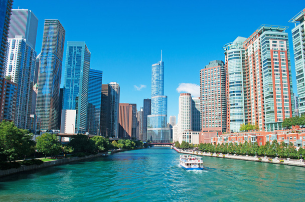 Chicago, ABD: cruise manzarası ve görünümü Trump International Hotel ve Kulesi, gökdelen kınamak-hotelde geçerli ABD Başkanı Donald Trump, bir kanal gördün sonra Chicago adlı şehir Chicago Nehri üzerinde - Fotoğraf, Görsel