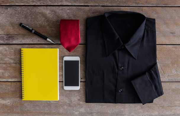 Ing, nyakkendő, okostelefon, notebook, toll a fa háttér - Fotó, kép
