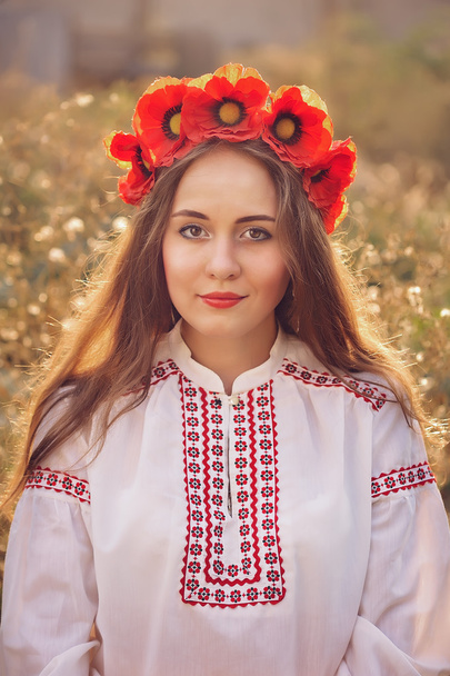 Дівчина в українському національному костюмі рідного - Фото, зображення