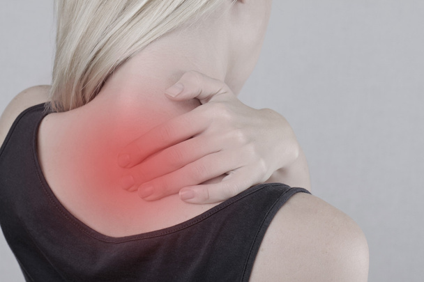 Frau mit Nackenschmerzen. Frau reibt seinen schmerzenden Hals aus nächster Nähe. Schmerzlinderungskonzept - Foto, Bild