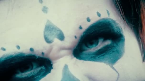 Męska twarz z przerażającym Halloween makijaż szuka zaciekle w aparacie, przerażające - Materiał filmowy, wideo