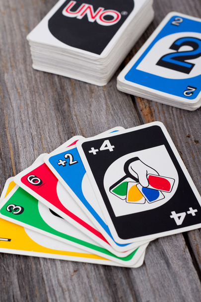 Παιχνίδι καρτών Uno στο ξύλινο τραπέζι - Φωτογραφία, εικόνα