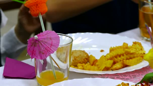 ziemniaki nastolatka jeść frytki i stek płyta z osoba café w restauracji - Materiał filmowy, wideo