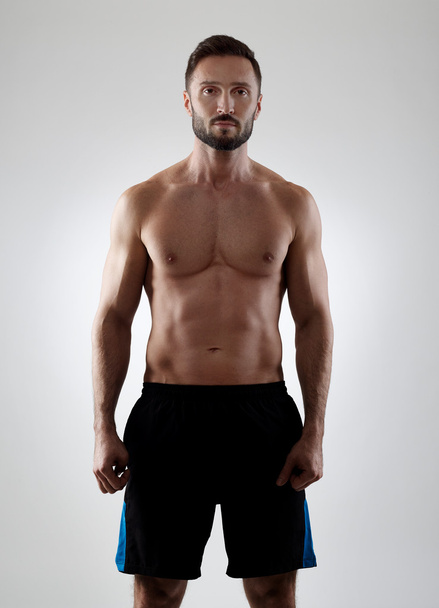 Homem muscular em cinza
 - Foto, Imagem