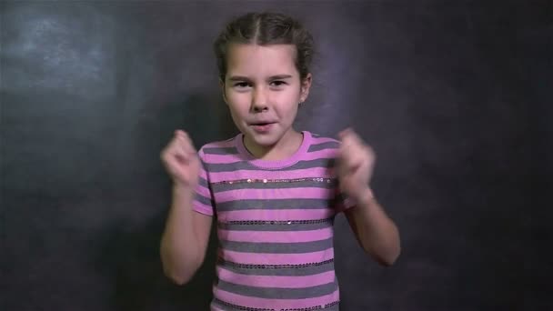 teen konflikt dívka křičí hádku zlobí, mával rukama - Záběry, video