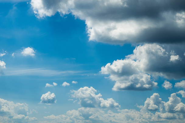 weiße, flauschige Wolken am blauen Himmel - Foto, Bild