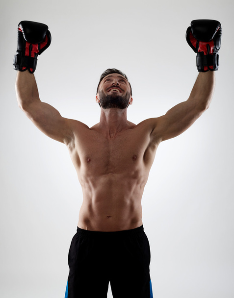 Boxeador exitoso en gris
 - Foto, Imagen