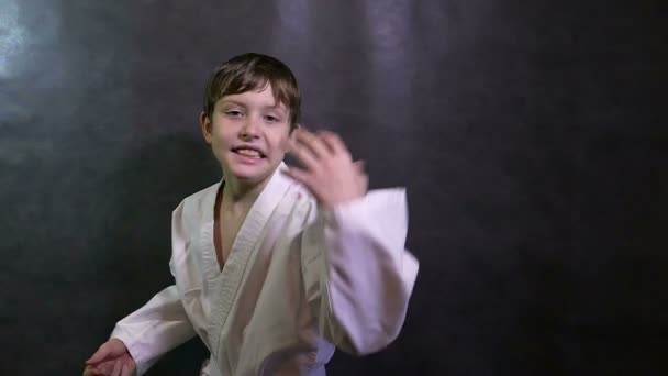 Karate jongen jongen boos schreeuwt zijn nederlaag armen zwaaien - Video