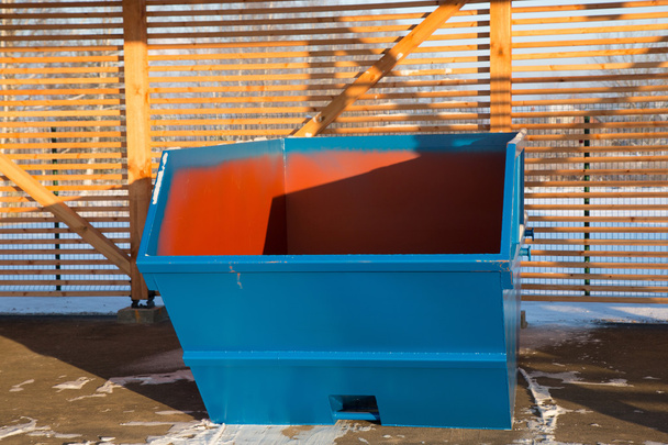 grand conteneur à ordures bleu le jour d'hiver
 - Photo, image