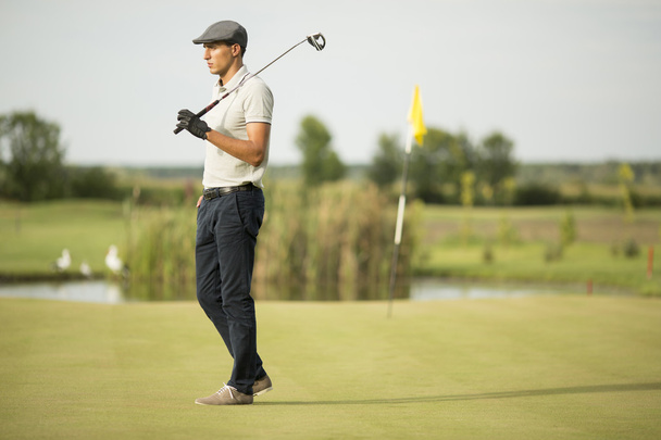 Человек играет в гольф
 - Фото, изображение