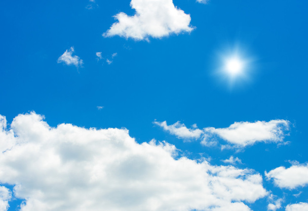 a nap süt fényesen, a nappali, a nyári időszakban. Blue sky és clouds. - Fotó, kép