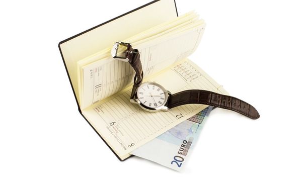 El euro abrió un cuaderno y un reloj de pulsera
 - Foto, Imagen
