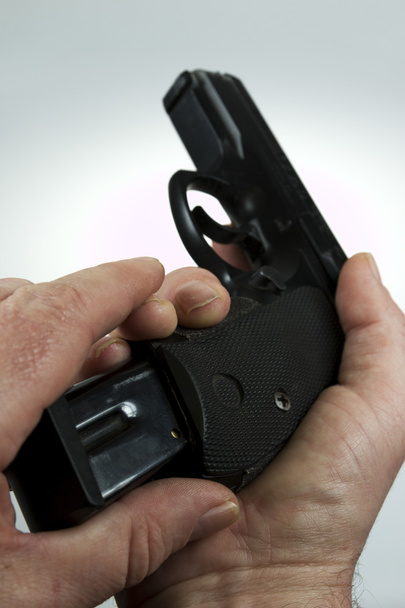 homme pointant une arme et des accusations d'armes
 - Photo, image