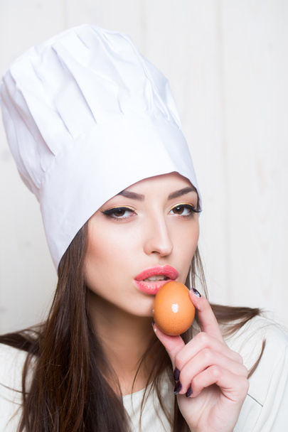 Woman cooking from eggs - Zdjęcie, obraz