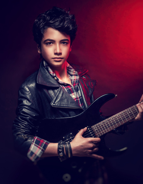 Handsome guy with guitar - Foto, Imagem
