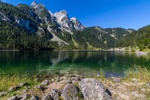 Piękny krajobraz alpejski jeziora - Zdjęcie, obraz