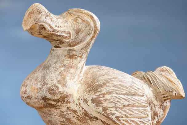 Puinen Dodo lintu - tyypillinen matkamuisto Mauritiuksen saarelta sinisellä pohjalla
. - Valokuva, kuva