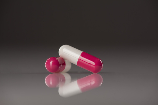 Capsule pillen op donkere achtergrond - Foto, afbeelding
