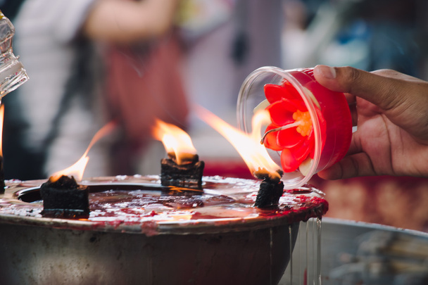 メリットを作るため中国神社赤花キャンドルを燃焼  - 写真・画像