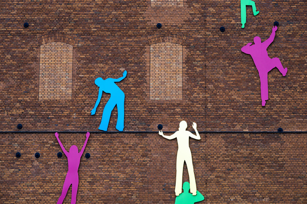 Люди карабкаются по стене
 - Фото, изображение