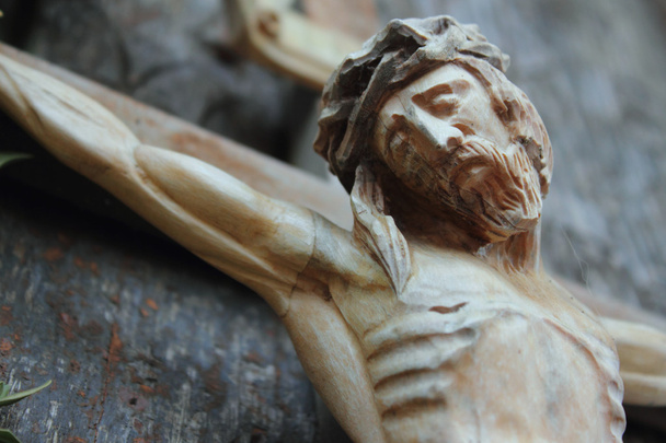 Jesucristo crucificado (una antigua escultura de madera
) - Foto, imagen