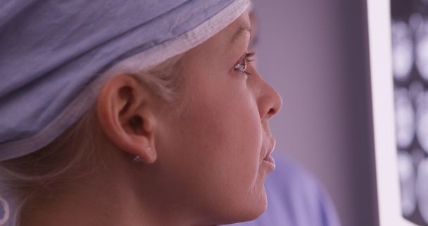 Closeup γυναίκα χειρουργός κοιτάζοντας xrays - Φωτογραφία, εικόνα