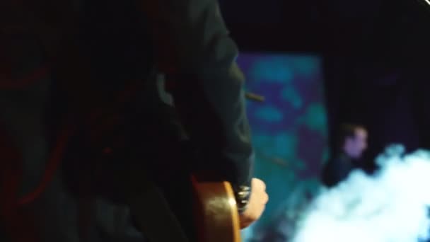 Kytarista hraje na pódiu - Záběry, video