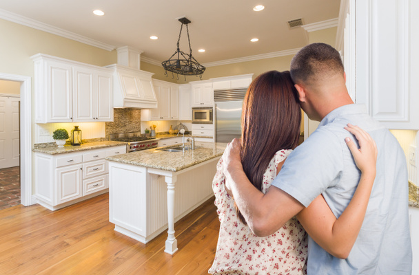 junges hoffnungsvolles Militärpaar schaut in die eigene Küche - Foto, Bild