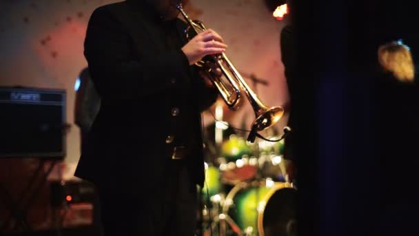 İki adam sahnede 2 trompet üzerinde oynama - Video, Çekim